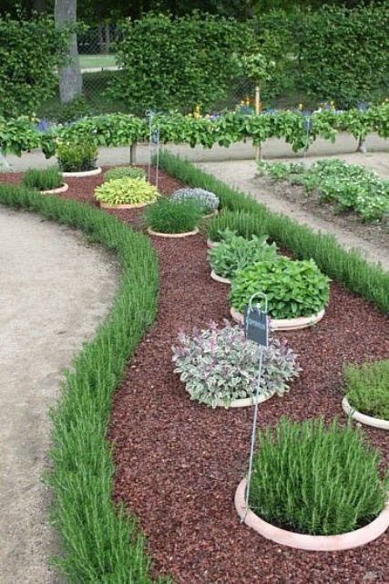 Bold greenery garden edging is always a stylsh idea - it's natural and greenery matches most of landscaping styles.