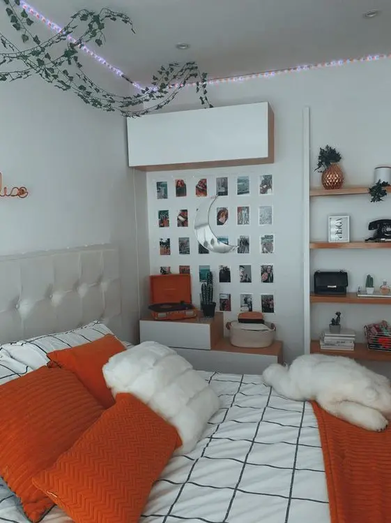 Create a chic teen room with a neutral bed and bright bedding, complemented by storage units and lights. Floating shelves and a gallery wall add personality and style. This design offers both practicality and a modern look.