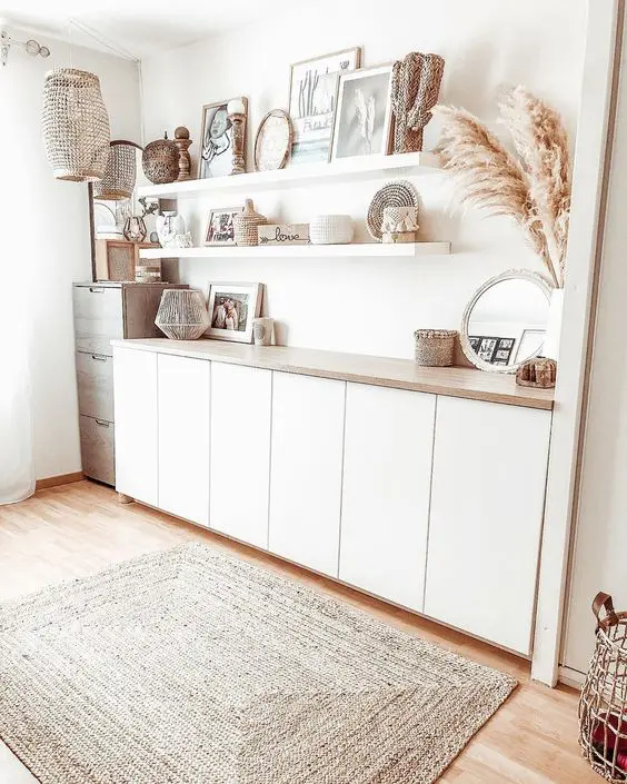 A Scandinavian space with open shelves, a sideboard of IKEA Metod units, chic decor, artwork and vases.