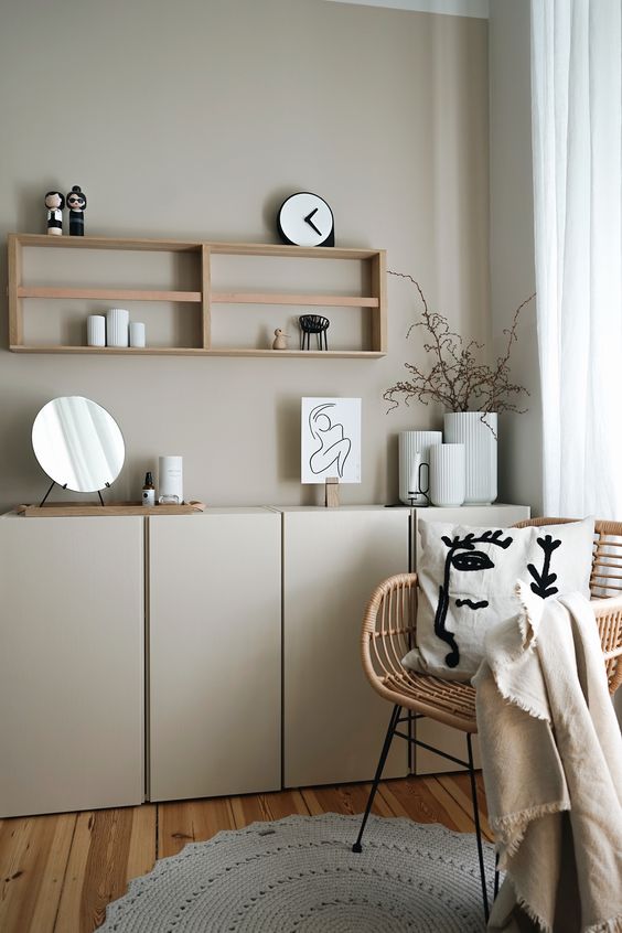 A serene Scandinavian space with a tan wall and a matching credenza of IKEA Metod, with lovely and cool decor.