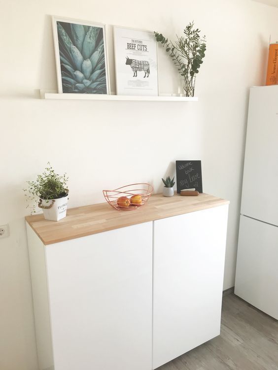 A simple and comfy in using IKEA Metod with a stained countertop is a lovely idea for a modern or Nordic interior.