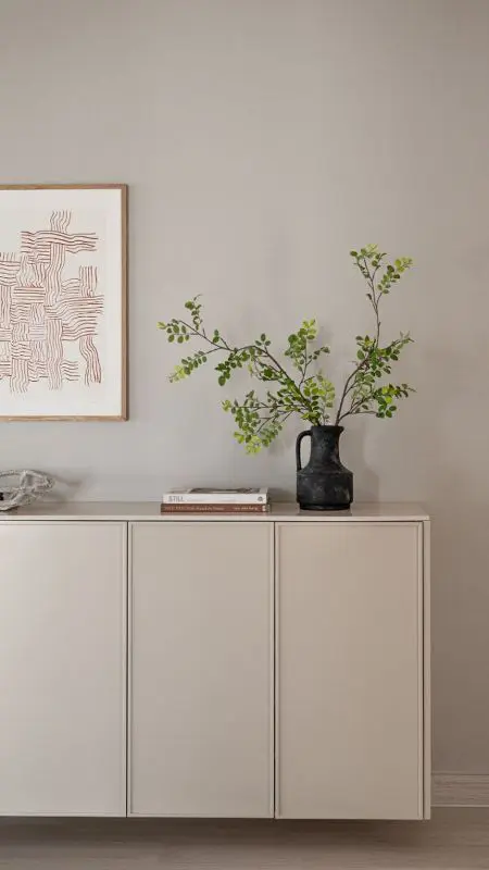 An IKEA Metod console in a soft greige shade, with cool and catchy decor, is a very stylish idea to rock.