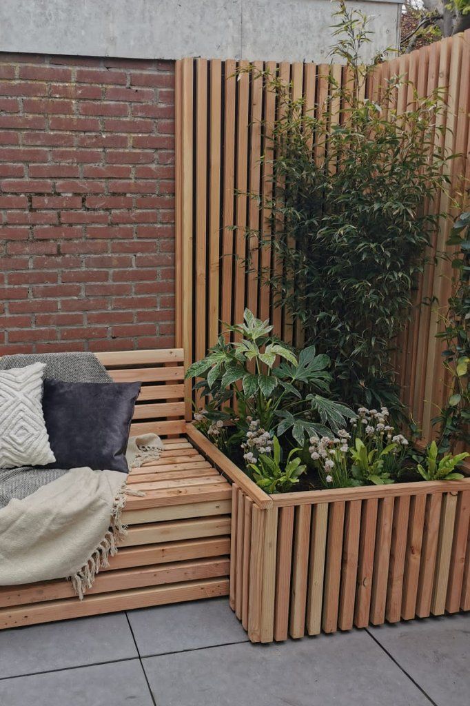 This nook is fully slatted, with a corner, a garden bed and a bench, and it feels modern and catchy.