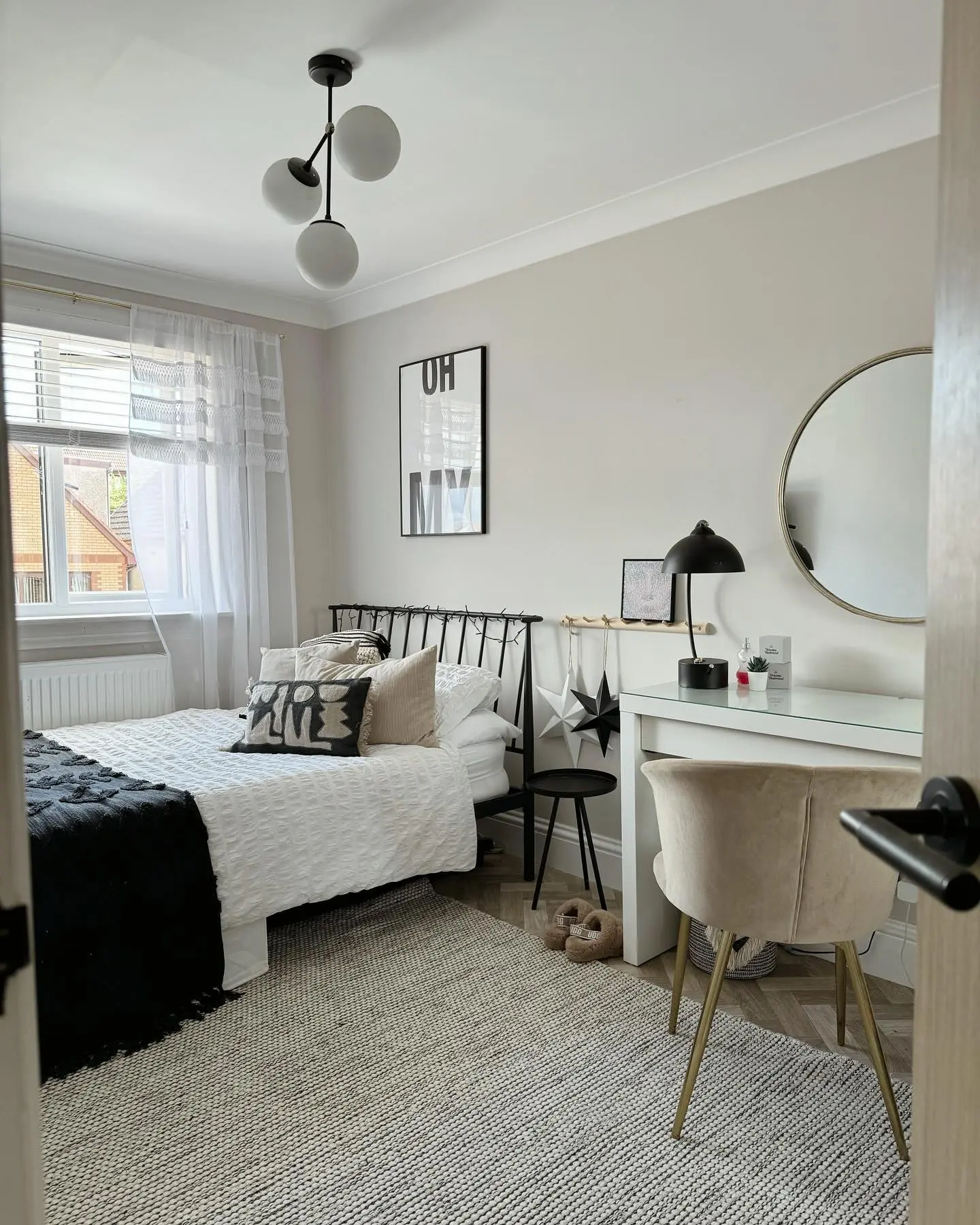 Crisp, clean, and effortlessly cool. The iron-framed bed, layered neutrals, and sleek decor make this space feel fresh yet cozy. Perfect for someone who loves a minimal look with a touch of personality.

(@its_all_about_the_house).