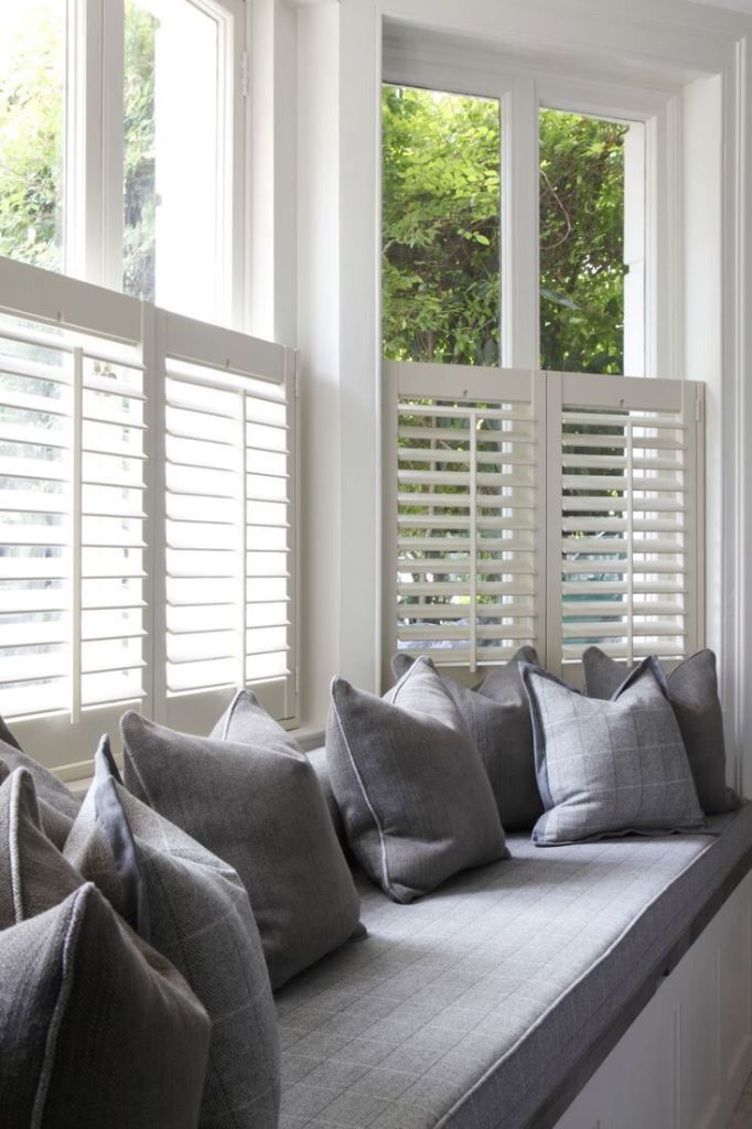 The bay window is done with blinds and a daybed with cushions. The blinds can be closed to get more privacy, and even when they are opened, the views aren't seen well.