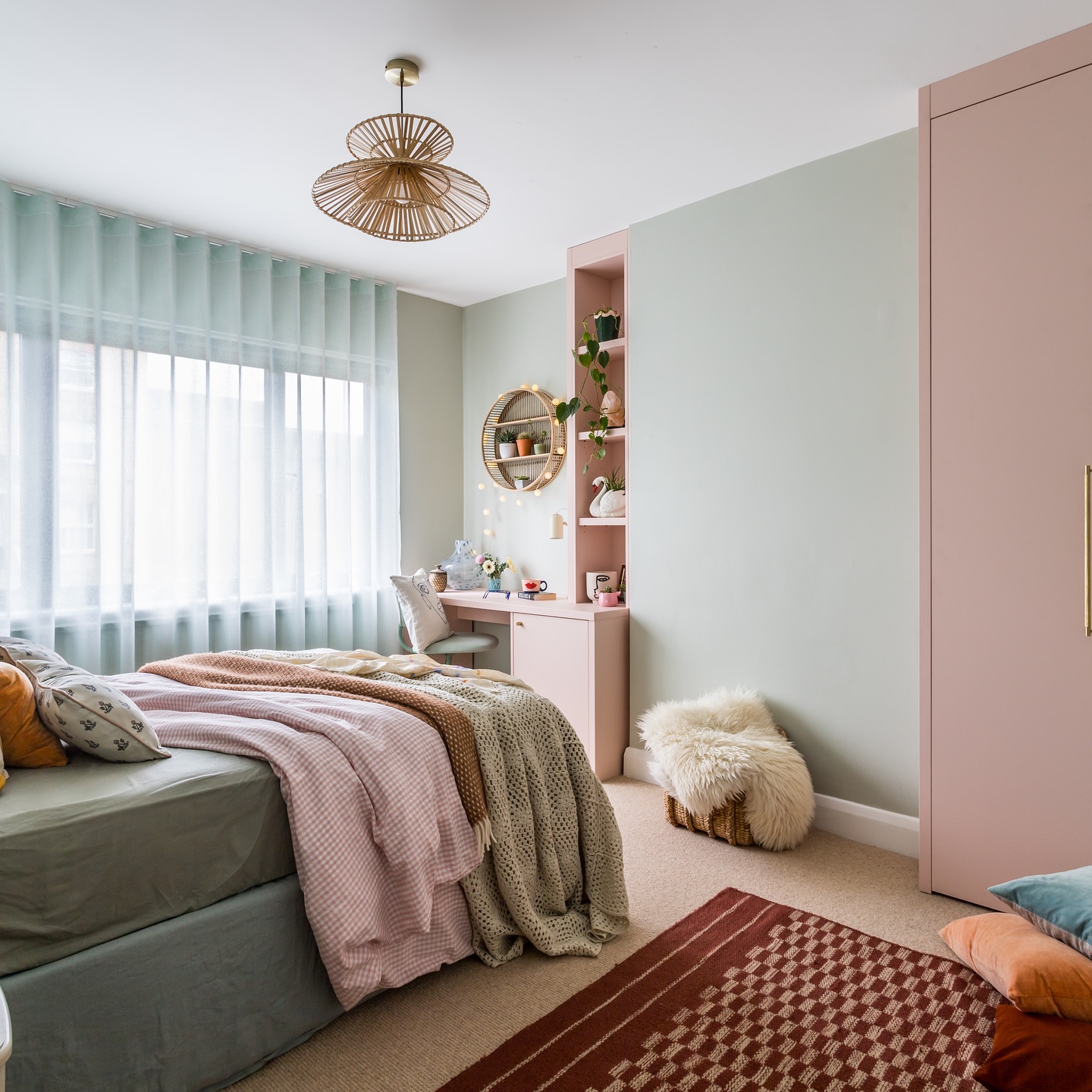 A peaceful retreat with the sweetest pastel mix! The built-in desk nook and warm textures, from chunky knit blankets to a faux fur stool, create the perfect balance of cozy and chic. It's the kind of space that makes you want to curl up with a book and never leave.

(@decorbuddi).