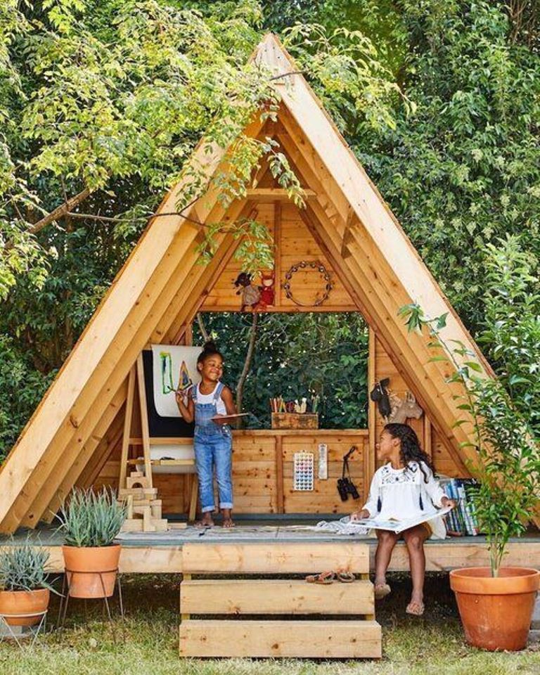 This stained teepee is perfect for kids and it can also work for adults, place there a daybed and voila. 

(via mamaliefde).