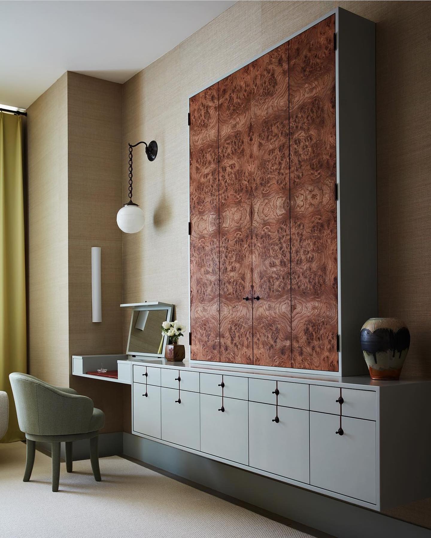 These richly textured wooden doors add instant sophistication and completely disguise the TV behind them. Elegant and unexpected.

(@supertinysidetables).