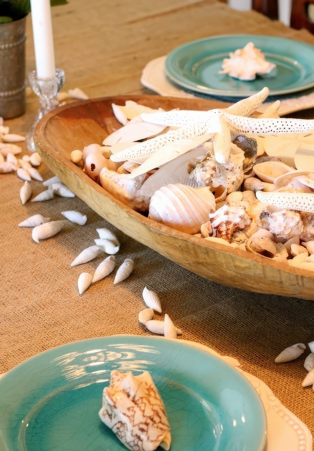 A large wooden bread bowl with seashells and starfish is a perfect and easy centerpiece both for indoors and outdoors.
