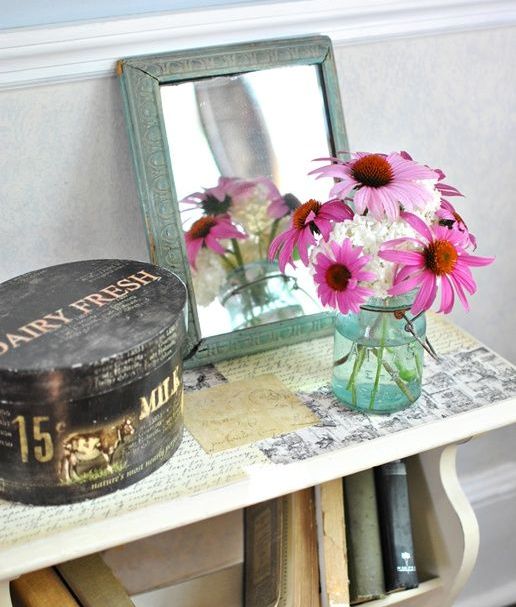 A simple jar with white and pink blooms is a nice solution for decorating any room and any space you want.