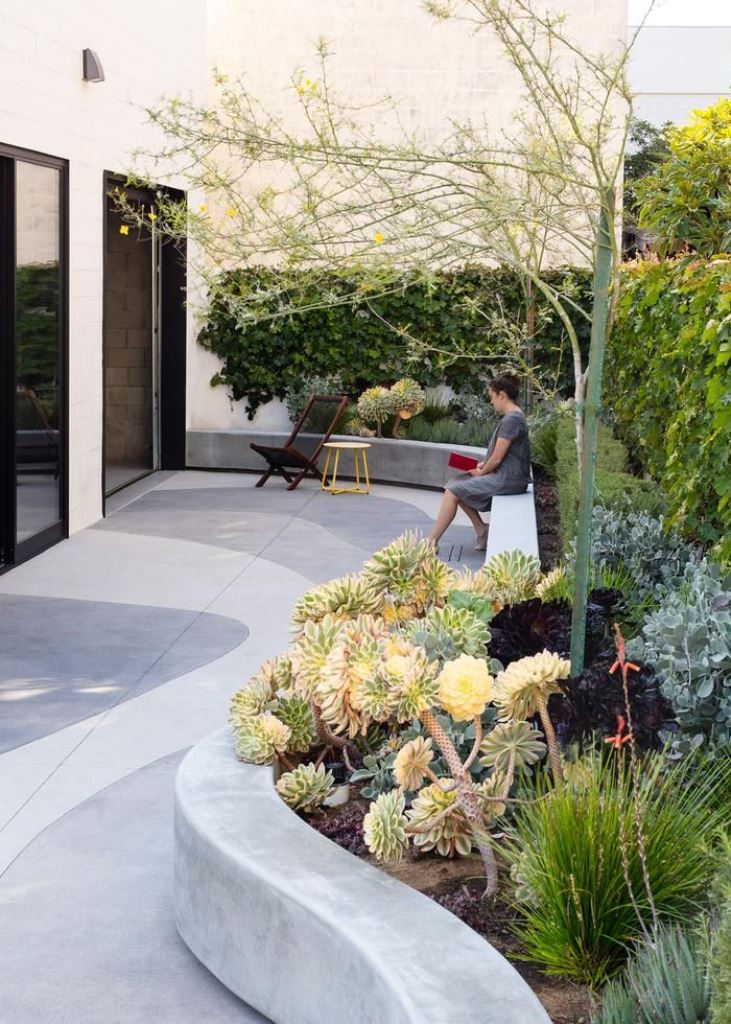 The curved garden bed is of an irregular shape, and that gives the backyard a fab look. 


(via salt-la).