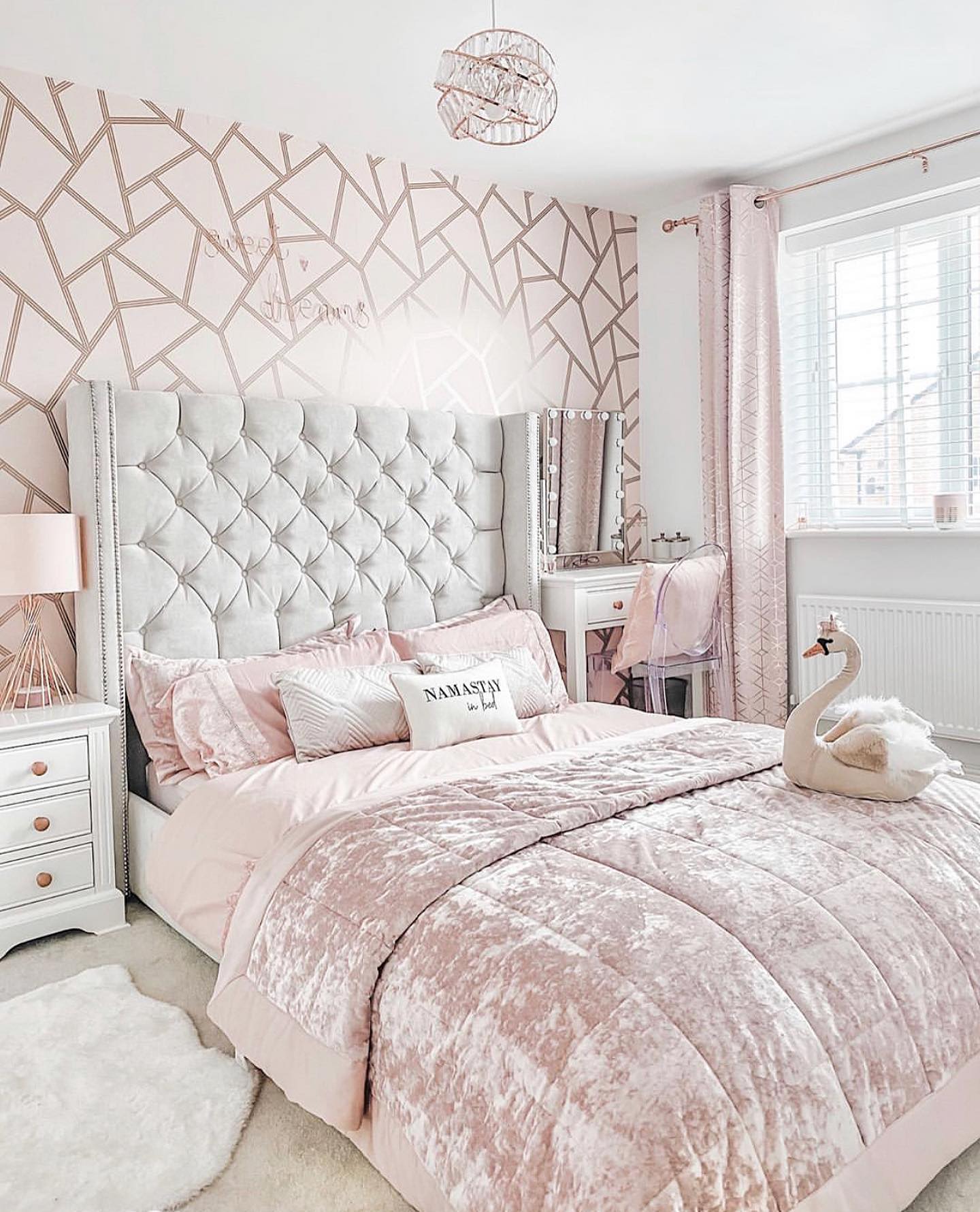 Pure elegance with a girly twist! A plush tufted bed, geometric accent wall, and soft pink tones create a dreamy, hotel-like feel. It's soft, stylish, and just the right amount of glam.

(@decor_for_kids).