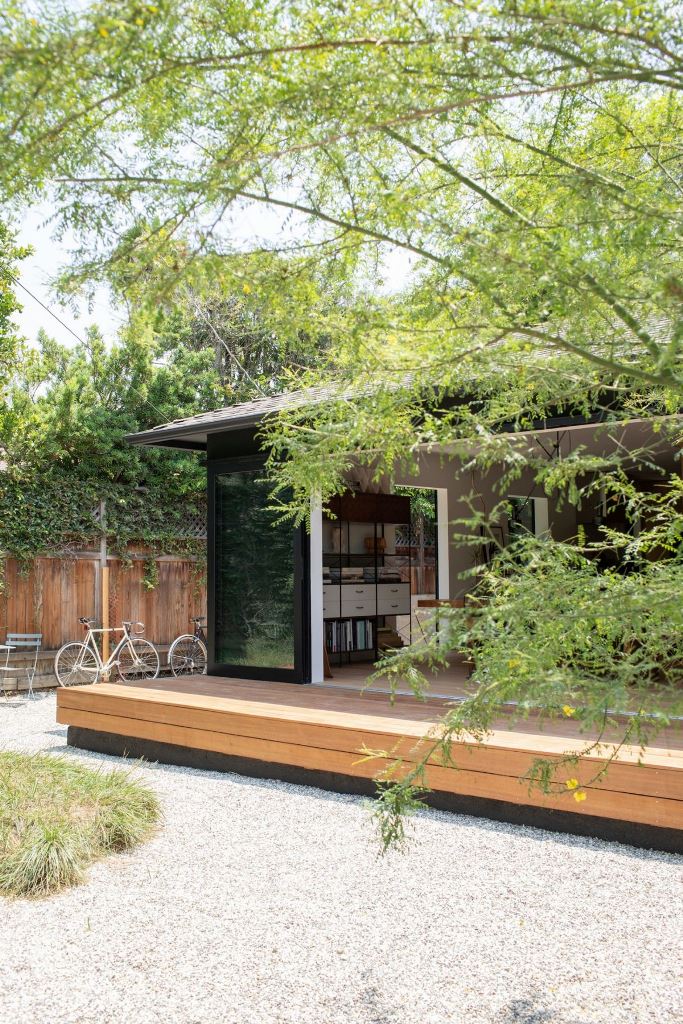 This narrow raised deck extends the indoor spaces outside and expands the spaces.