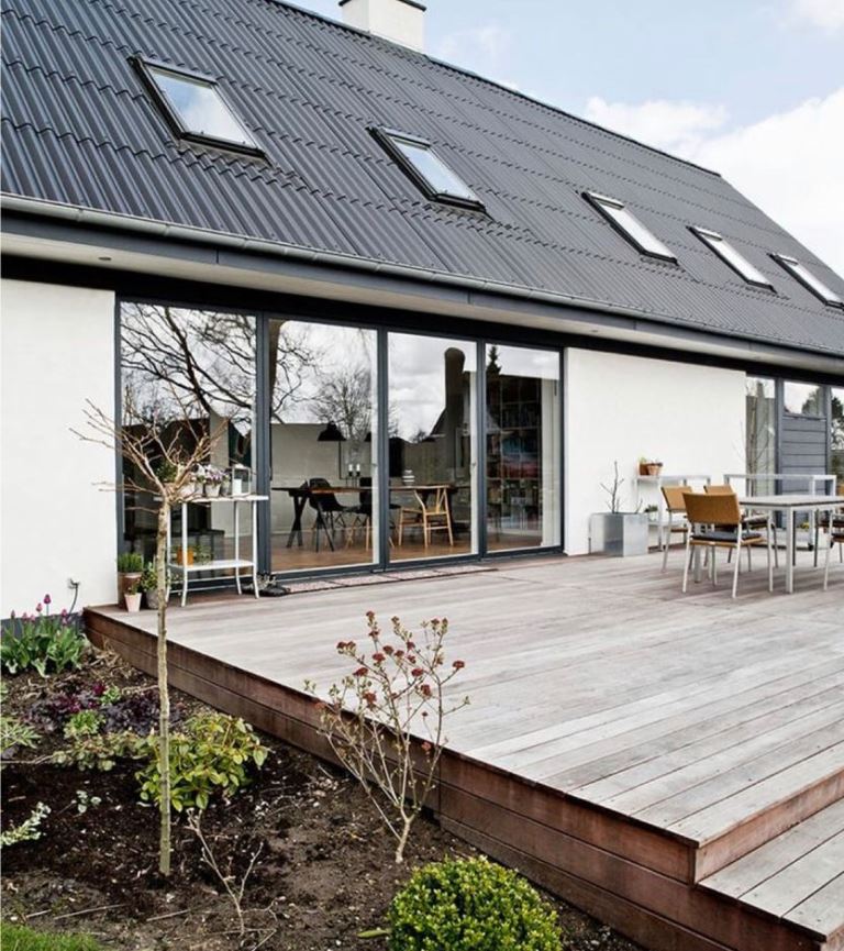 The deck is placed right at the house, so it extends the spaces and lets dining outside.