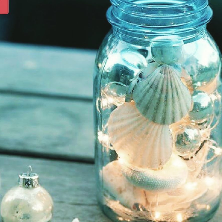 A mason jar filled with scallop shells and glowing fairy lights—this simple yet magical piece brings ocean vibes and a warm glow to any table.

(@__tinalawson).