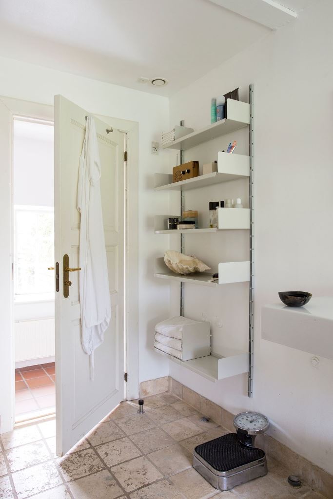 This shelving system behind the door provides a lot of storage space and looks quite lightweight.