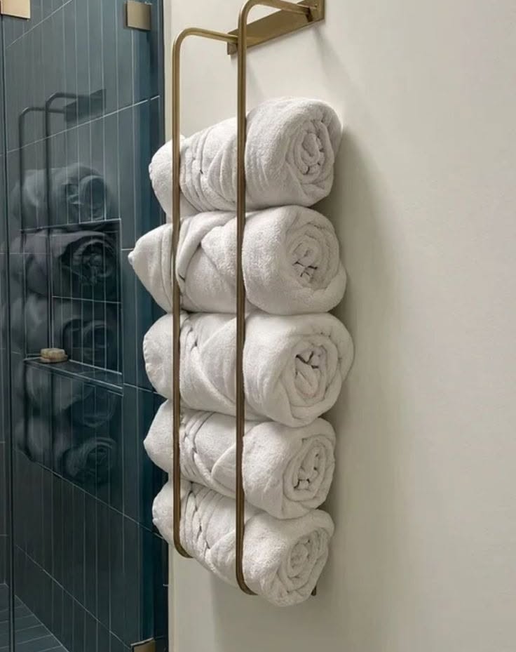 This towel rack is giving spa-vibes without taking up a ton of space. Super sleek, modern, and honestly—rolling towels like that makes you feel way fancier than you are.

(@industrialfarmco).