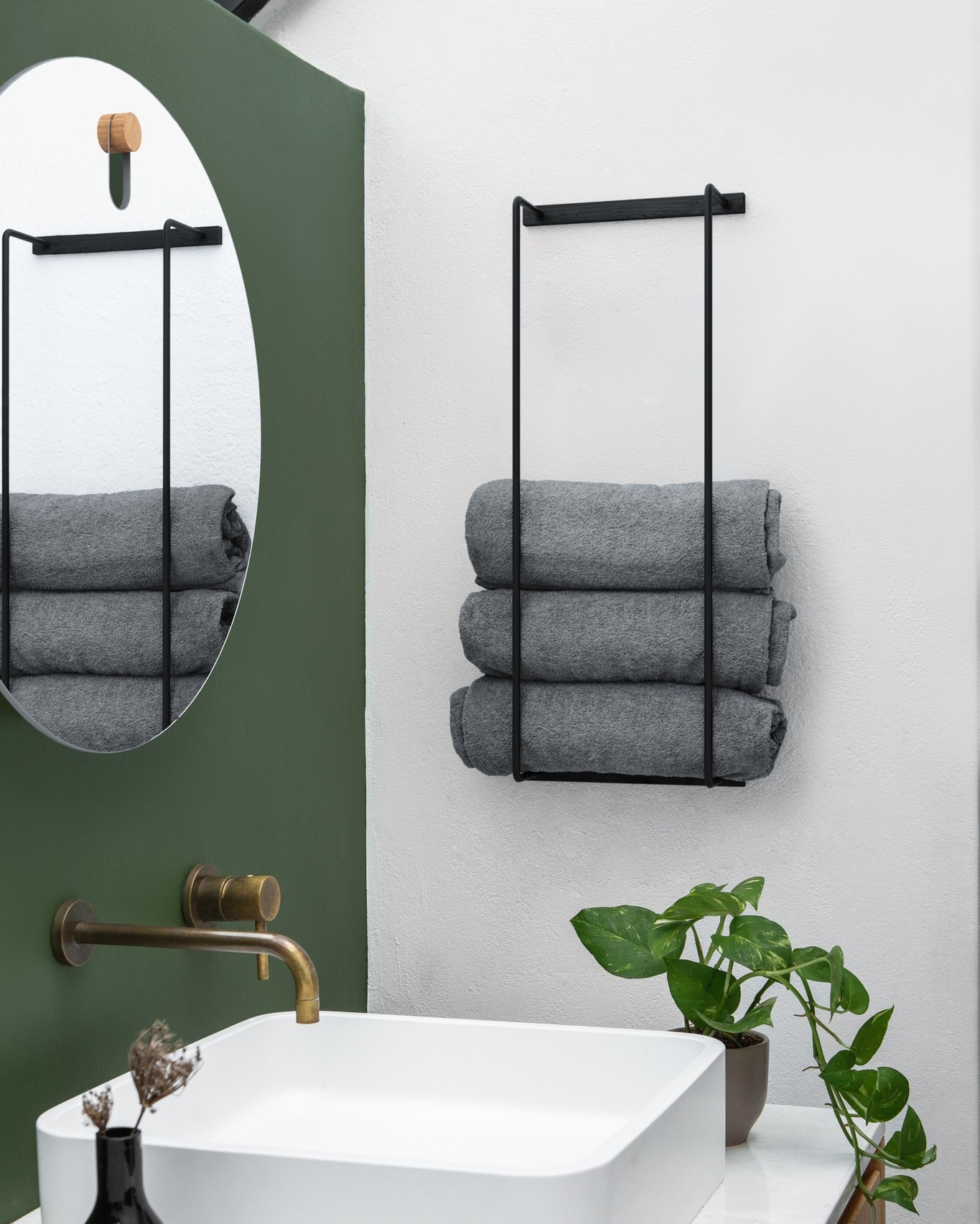 Minimalist, but not cold. The black frame with neatly rolled towels makes your bathroom look like a boutique hotel... even if it’s actually chaos just out of frame.

(@ektaliving).
