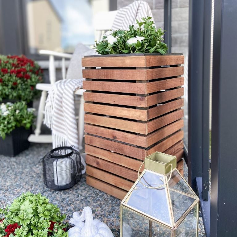 This tall slat planter is a pretty addition to a modern space, and making one is quite easy.
