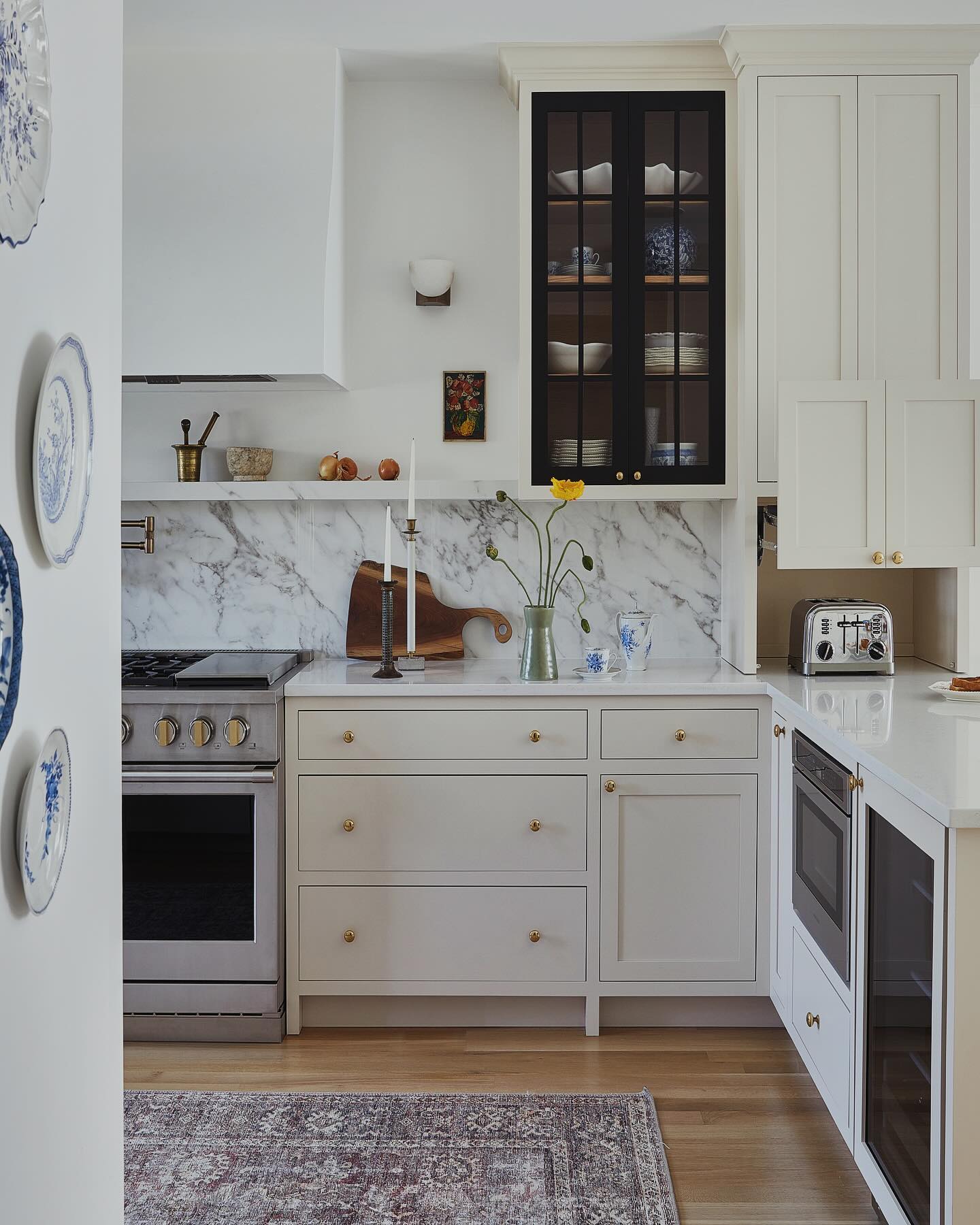 A seamlessly integrated built-in toaster sits within a custom kitchen cabinet, allowing for easy access while maintaining a clutter-free countertop. The compact storage ensures convenience without compromising on design. (@mymoderndom).