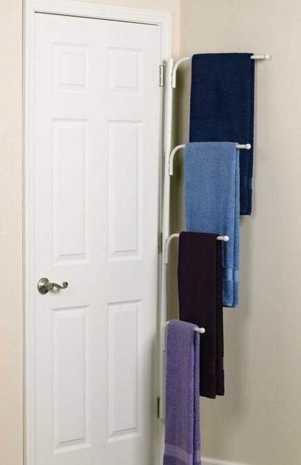 Metal towel holders can be placed behind the door, this is a smart and cool idea for storage.