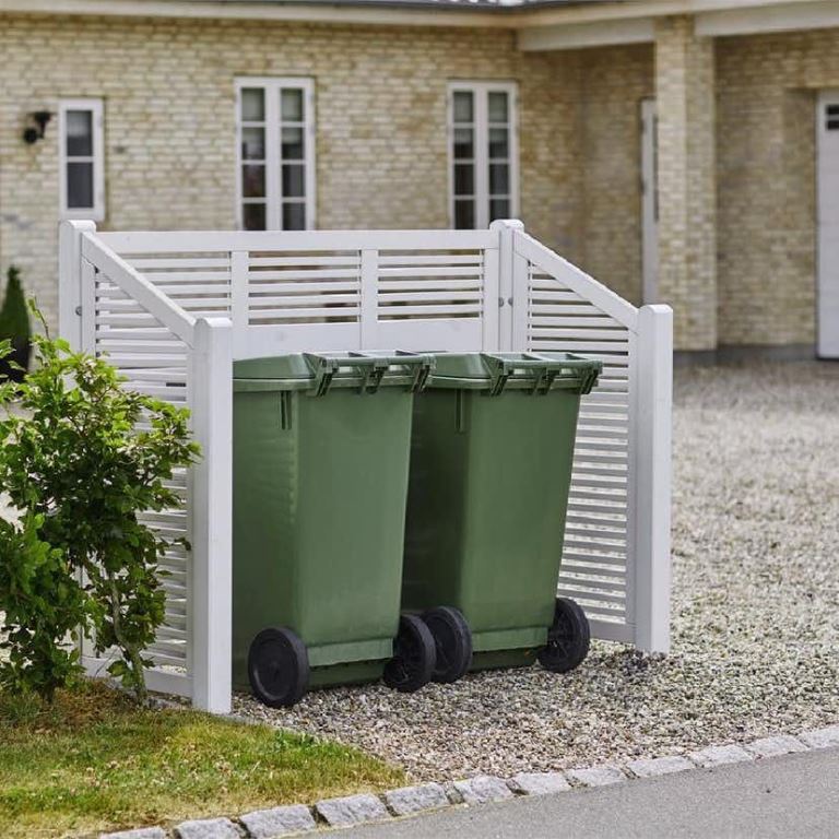The trash cans are covered with white slatted screens to make their look more stylish.