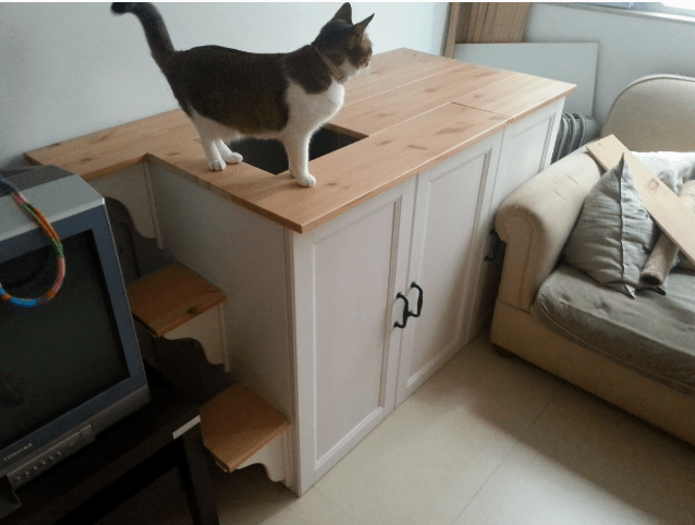 A stylish farmhouse-inspired kitty loo of an IKEA Metod cabinet is a lovely idea not to spoil your interior and achieve a chic look.